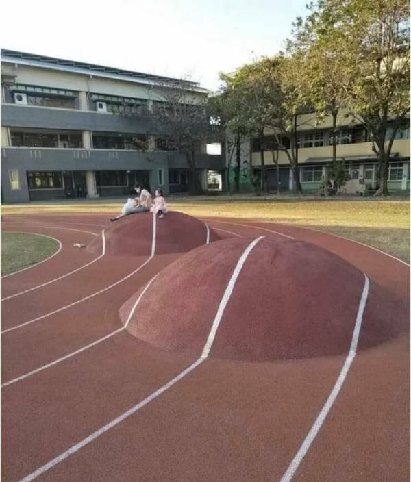 What Is Going On Here? (21 pics)