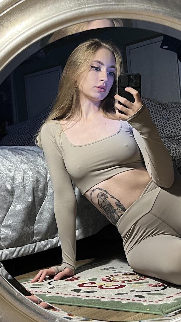 Braless Girls (34 pics)