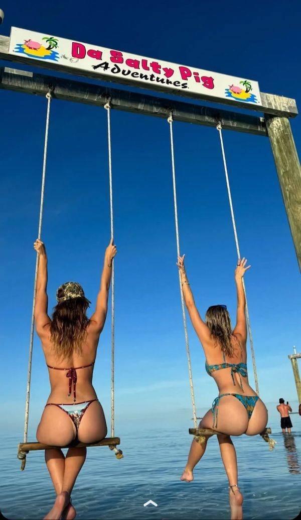 Bikini Girls (54 pics)