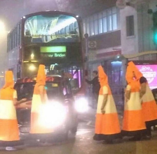 What Is Going On Here? (22 pics)