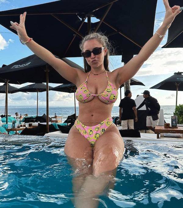 Wet Girls (43 pics)