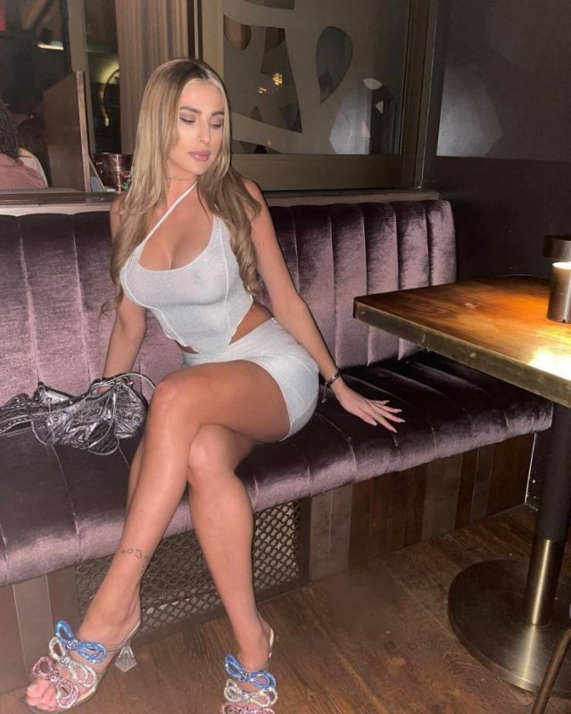 Girls In Tight Dresses (46 pics)