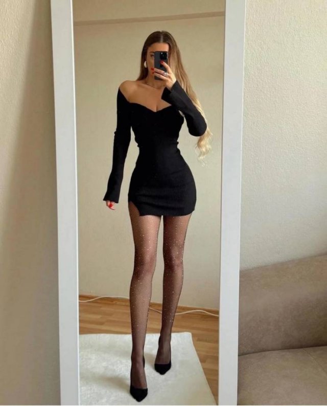 Girls In Tight Dresses (46 pics)