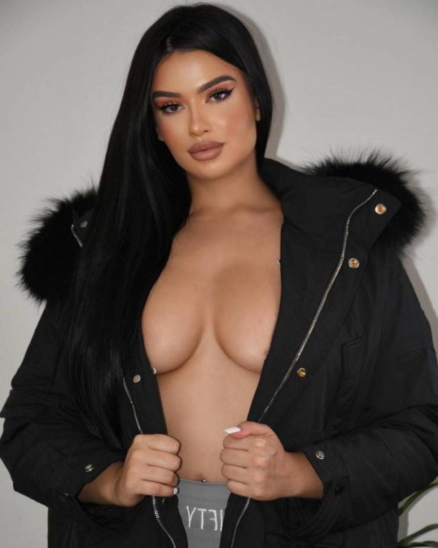 Braless Girls (44 pics)