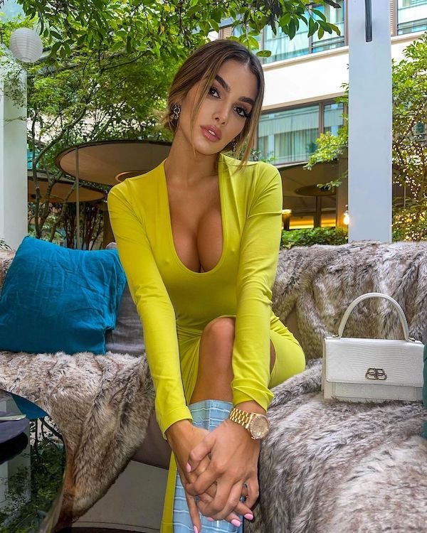 Hot Girls (34 pics)