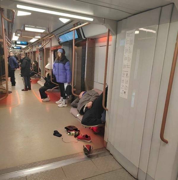 Strange People In The Subway (15 pics)
