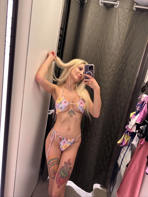 Selfie Girls (34 pics)