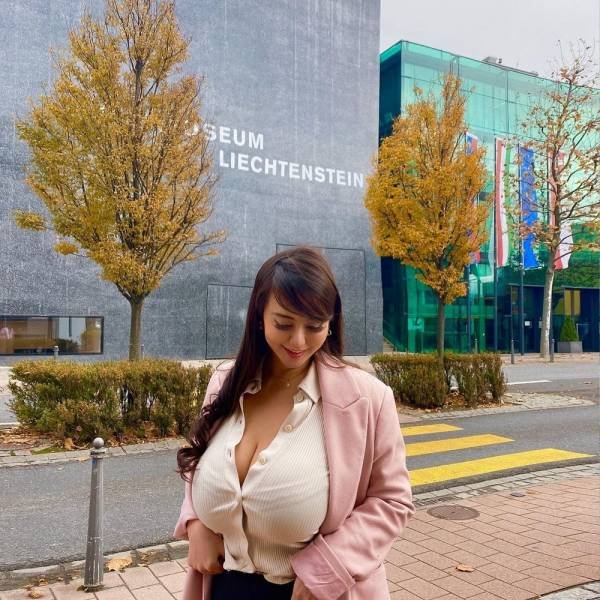 Busty Girls (44 pics)