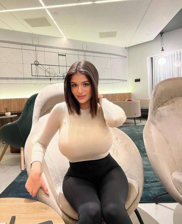 Busty Girls (36 pics)