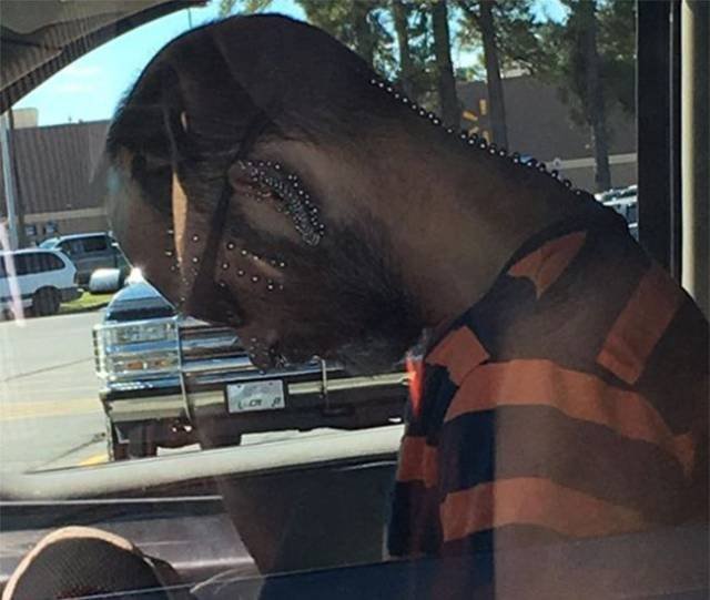 Strange People In Shops (47 pics)