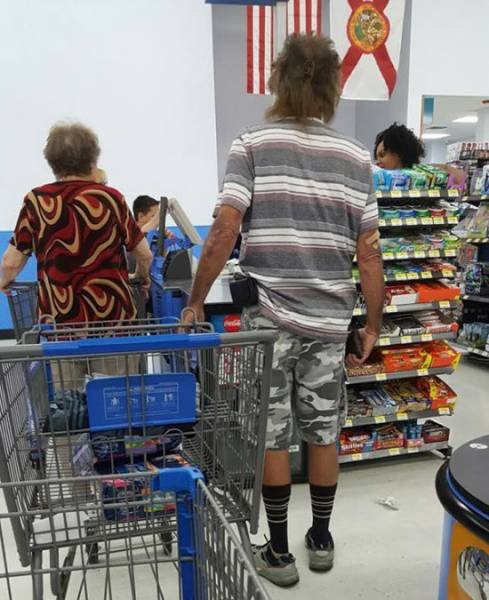 Strange People In Shops (47 pics)