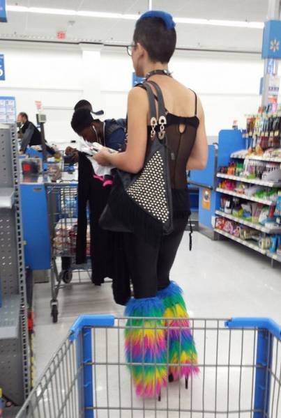 Strange People In Shops (47 pics)