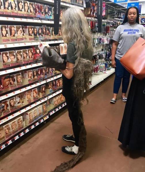 Strange People In Shops (47 pics)