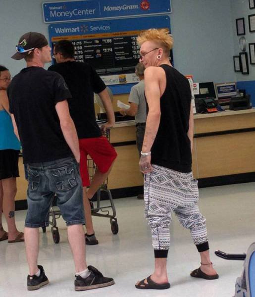 Strange People In Shops (47 pics)