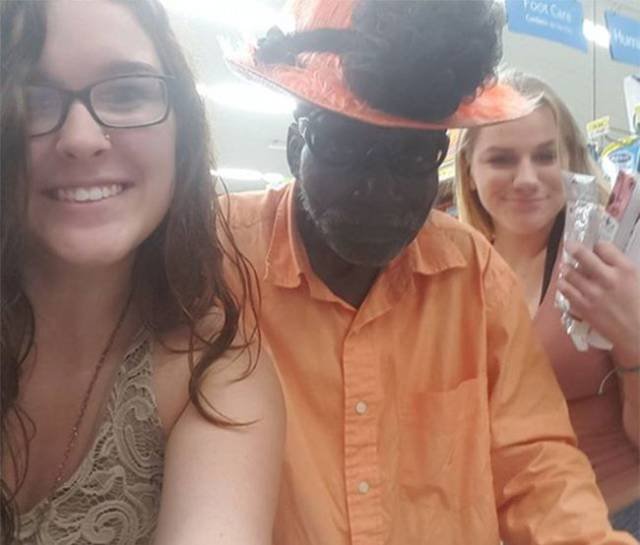 Strange People In Shops (47 pics)