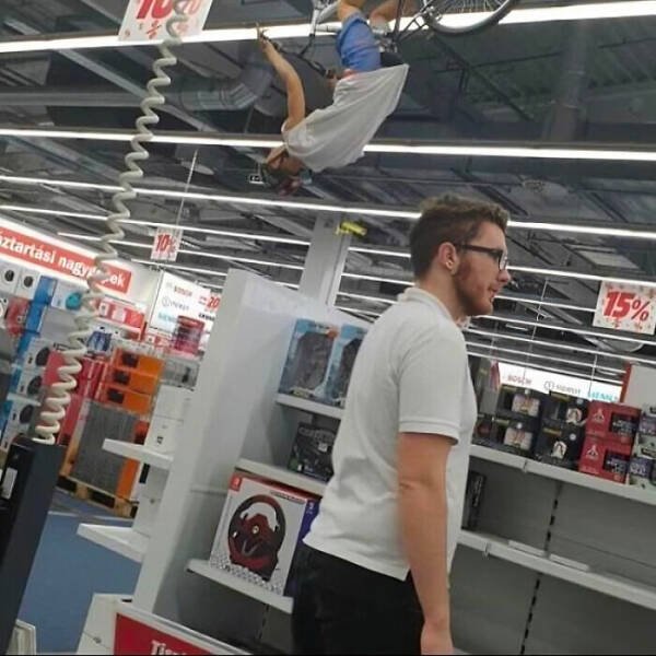What Is Going On Here? (17 pics)