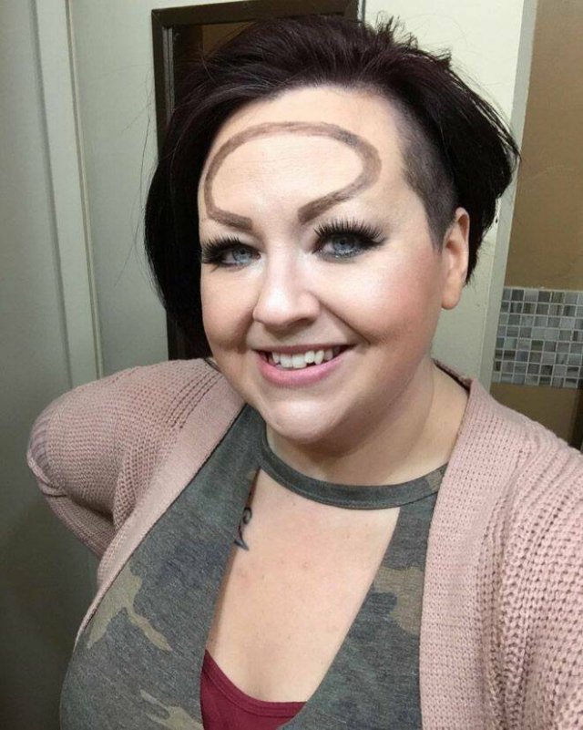 People With Awful Eyebrows (24 pics)
