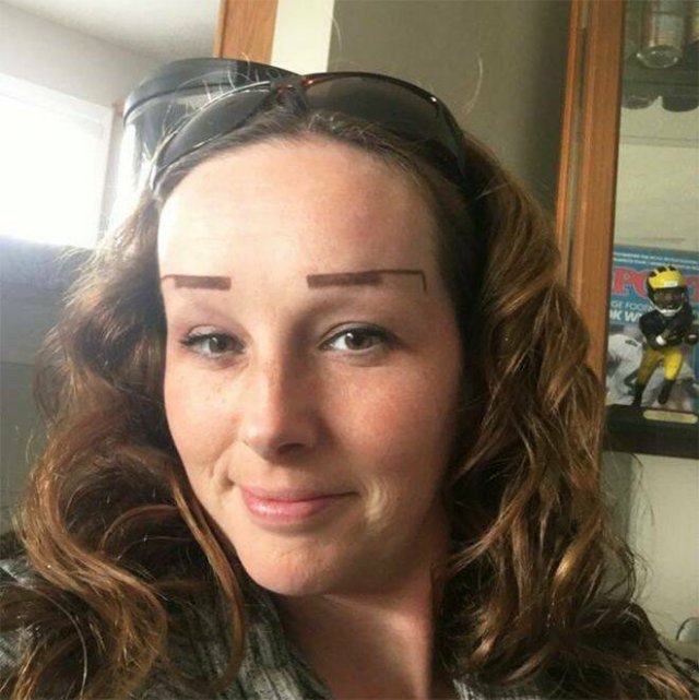 People With Awful Eyebrows (24 pics)