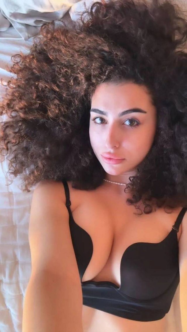 Busty Girls (47 pics)