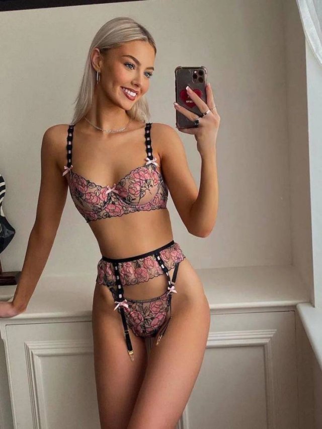 Girls In Lingerie (36 pics)