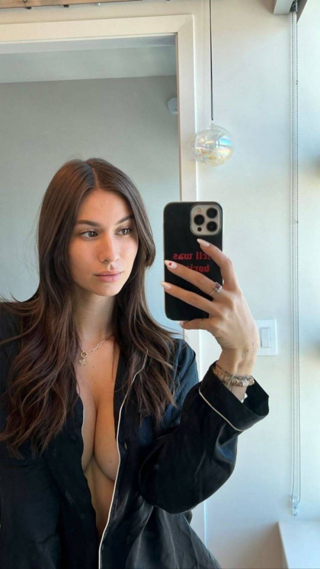 Busty Girls (47 pics)