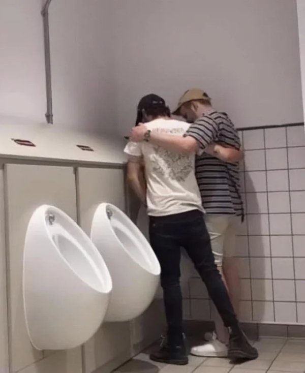 What Is Going On Here? (29 pics)