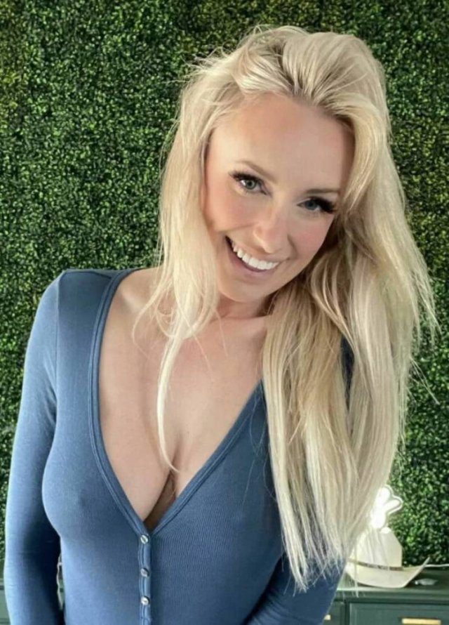 Braless Girls (44 pics)