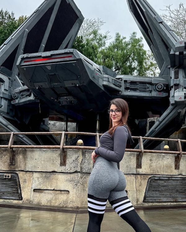 Girls In Yoga Pants (49 pics)