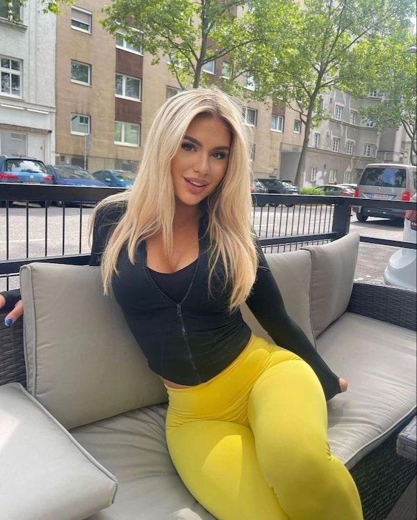 Girls In Yoga Pants (49 pics)