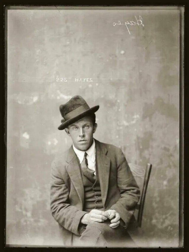 Photos Of Gangsters From The 1920's (27 pics)