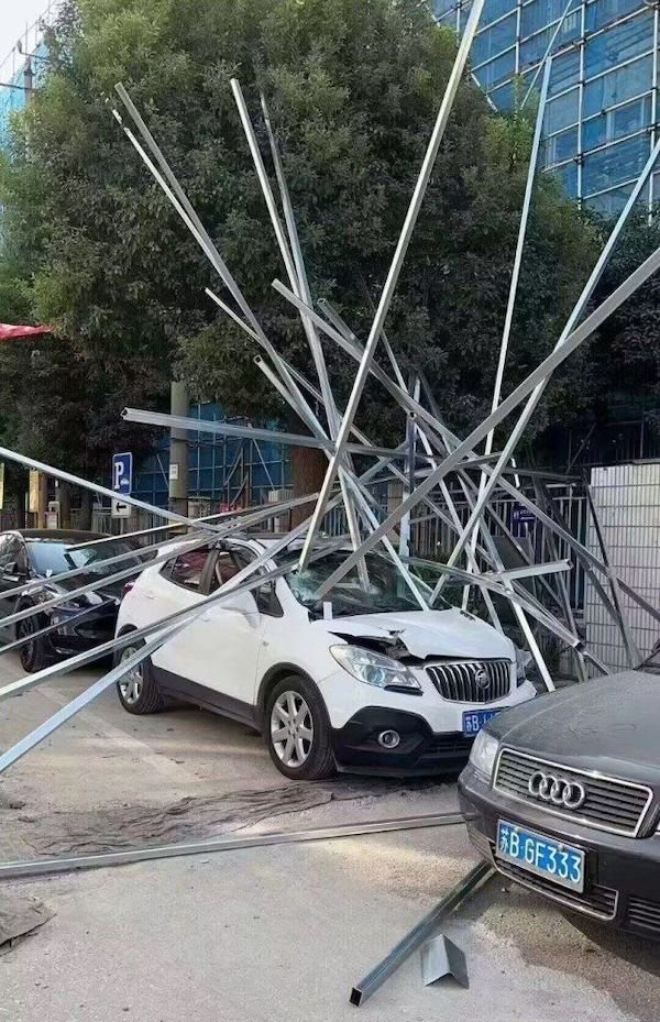 Weird Car Crashes (24 pics)