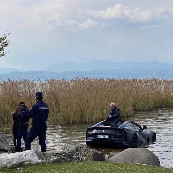 Weird Car Crashes (24 pics)