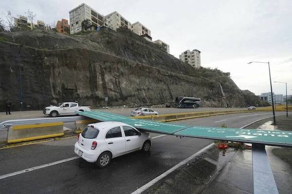 Weird Car Crashes (24 pics)