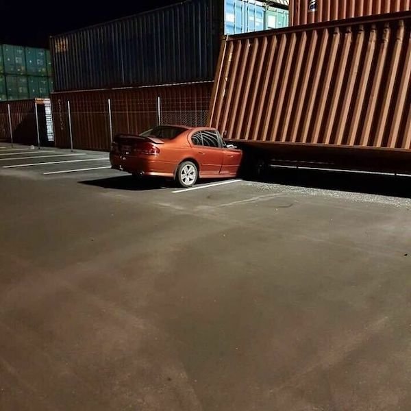 Weird Car Crashes (24 pics)