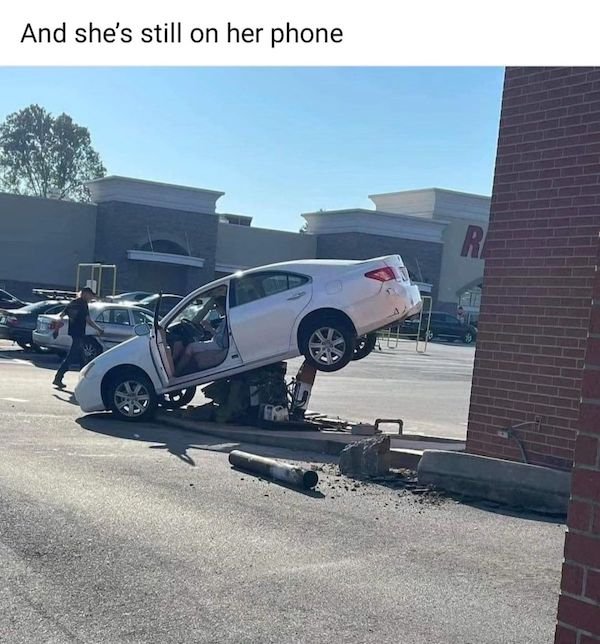 Weird Car Crashes (24 pics)