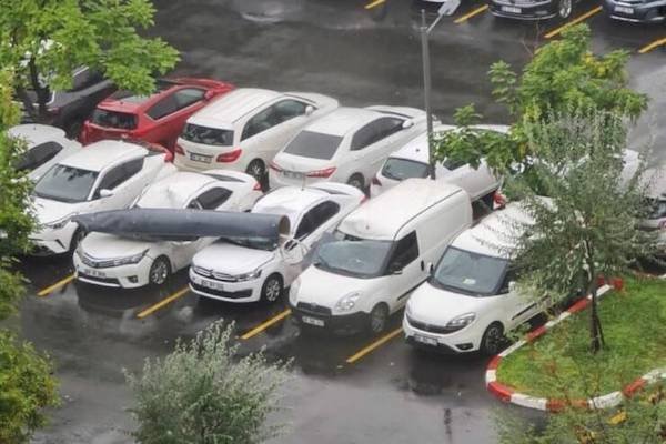 Weird Car Crashes (24 pics)