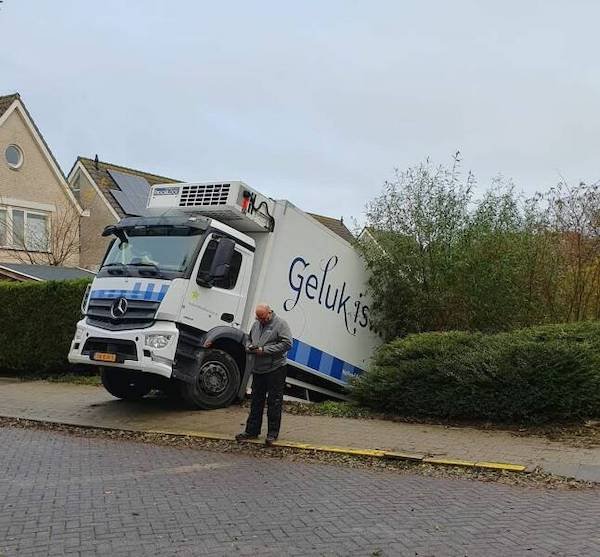 Weird Car Crashes (24 pics)