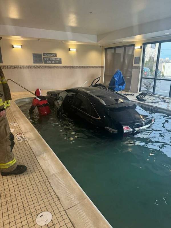 Weird Car Crashes (24 pics)