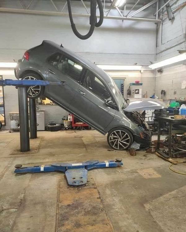 Weird Car Crashes (24 pics)