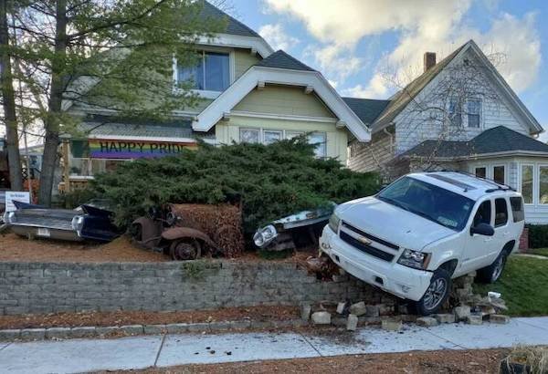 Weird Car Crashes (24 pics)