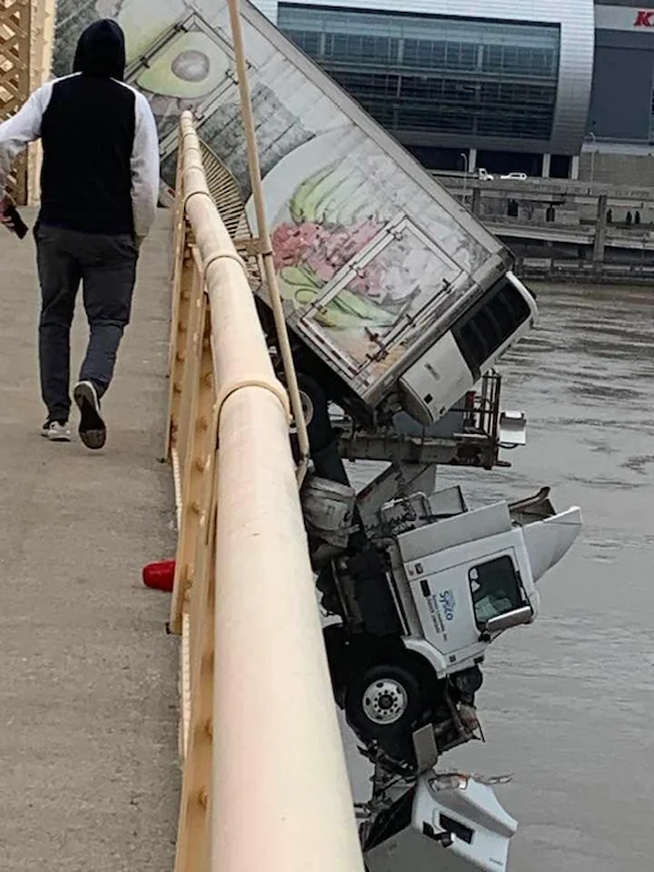 Weird Car Crashes (24 pics)