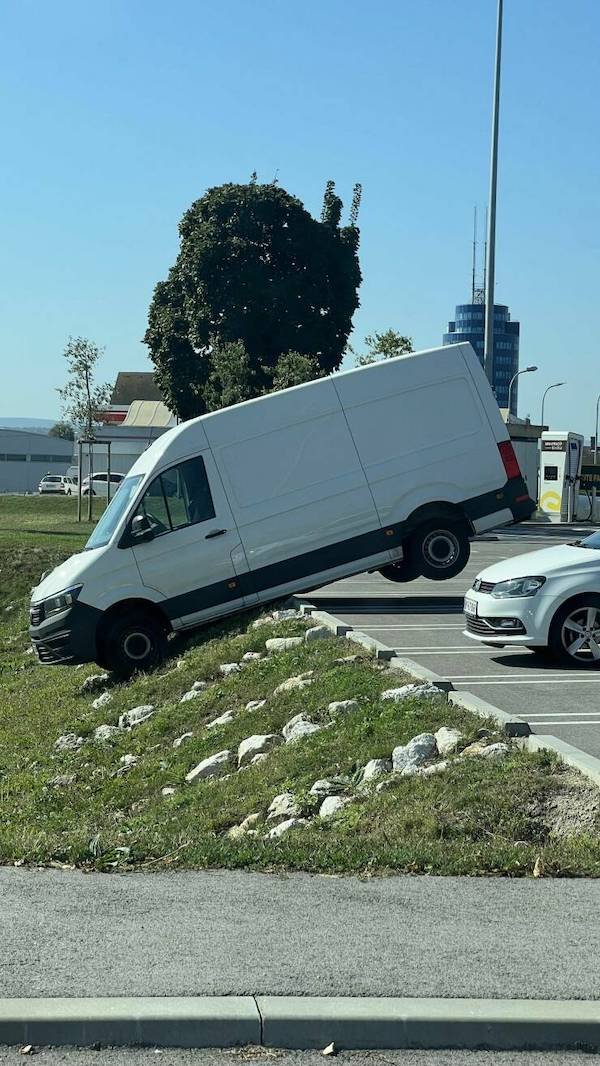 Weird Car Crashes (24 pics)