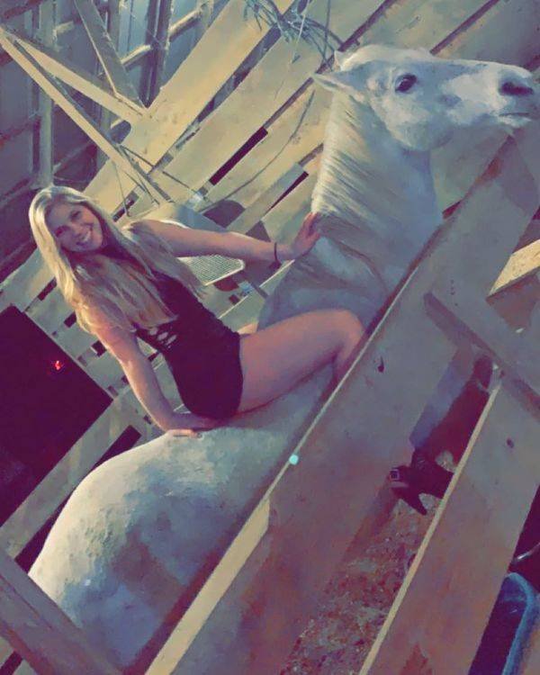 Girls Having Fun (23 pics)