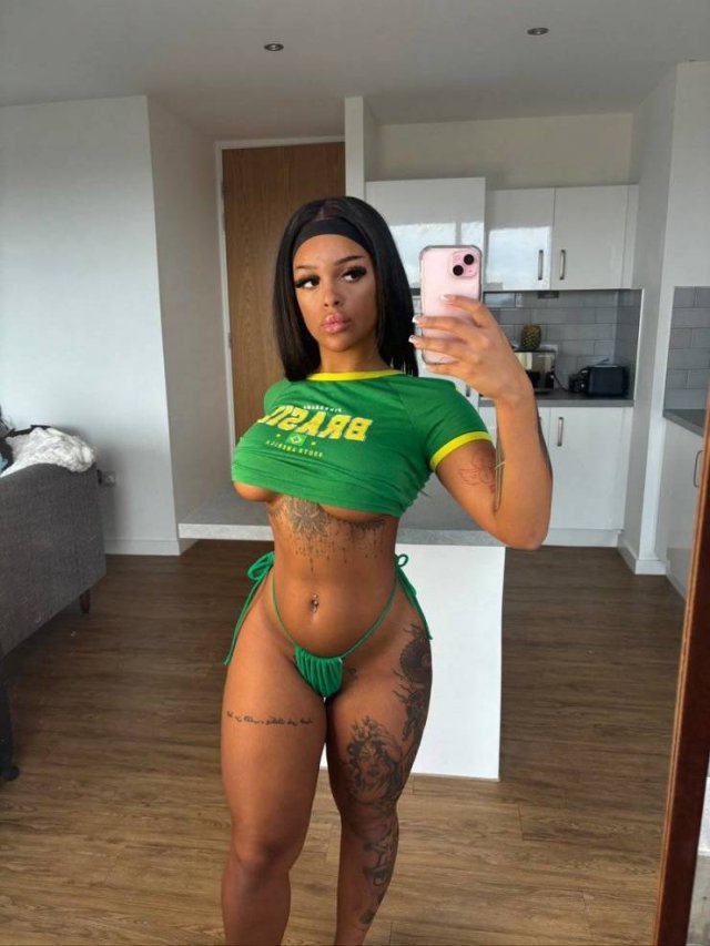 Hot Girls (48 pics)