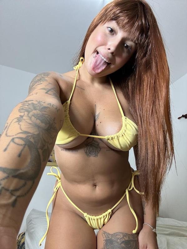 Busty Girls (27 pics)