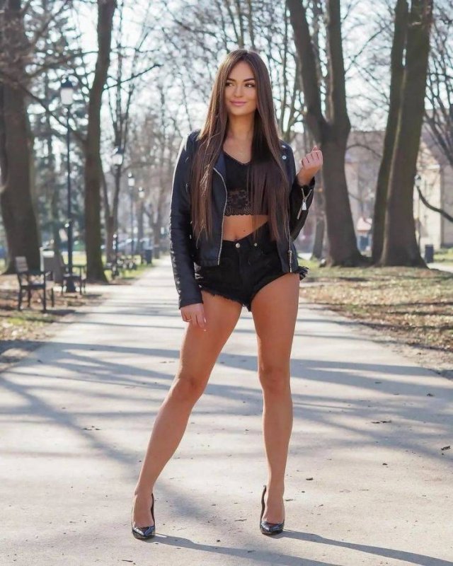 Girls With Beautiful Legs (42 pics)