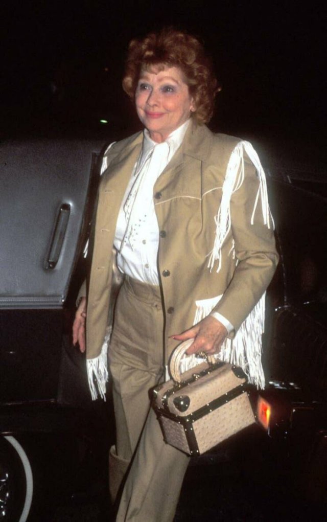 Celebrities Who Are 70 Years Old Or More (24 pics) Celebrities Who Are 70 Years Old Or More (24 pics)