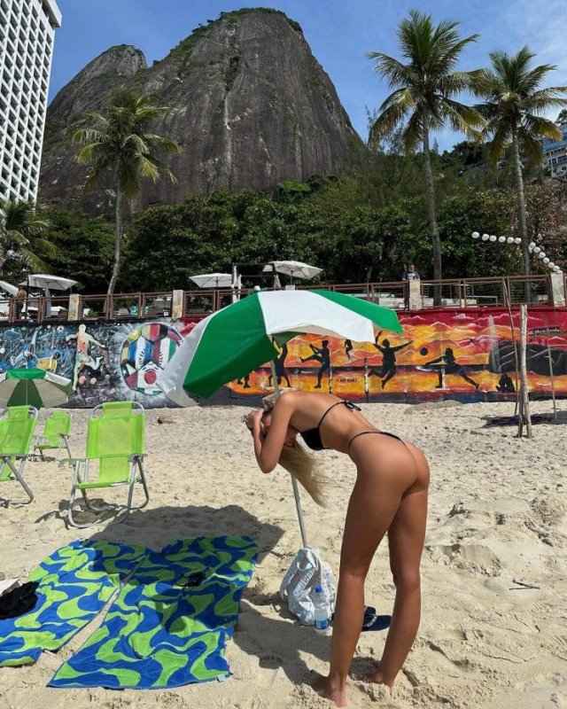 Rear View (40 pics)