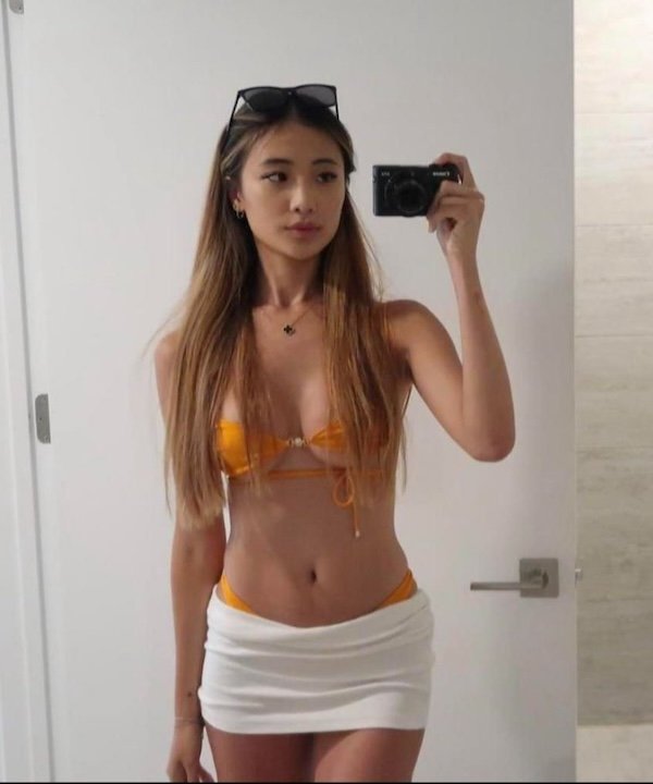 Selfie Girls (31 pics)