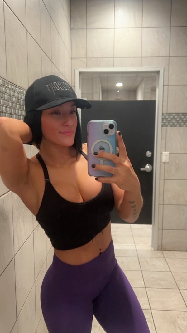 Selfie Girls (31 pics)